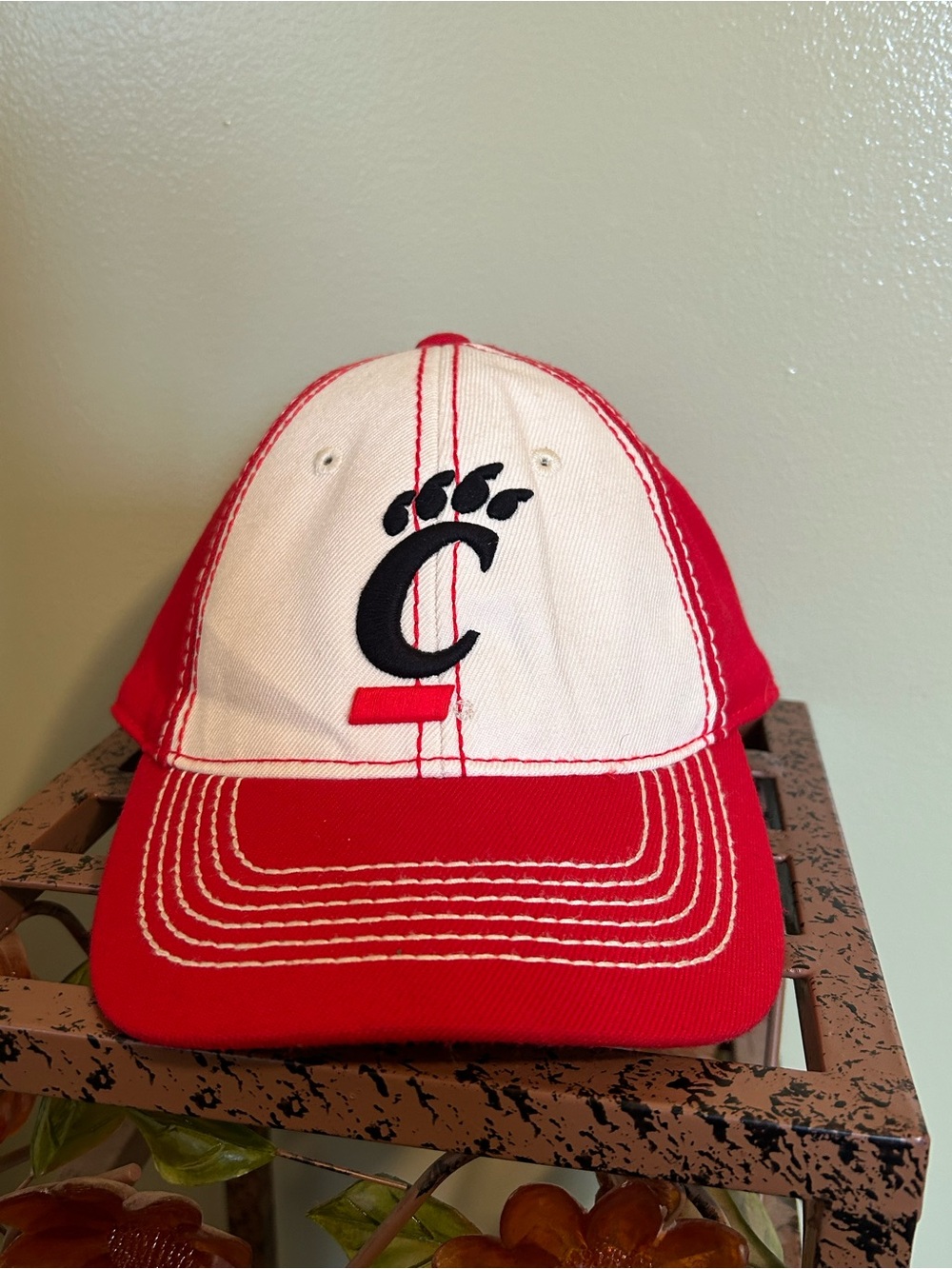 Top of the World Cincinnati Bearcats Stretch Fit Hat Red White Contrast Stitch